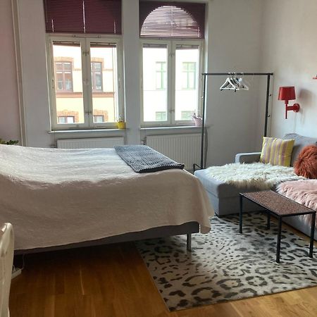 Rum Med Eget Badrum Och Stort, Delat Koek,Centralt I Malmoe A Room In An Apartment, Own Bathroom And Kitchen Shared With A Family Malmö Exterior foto